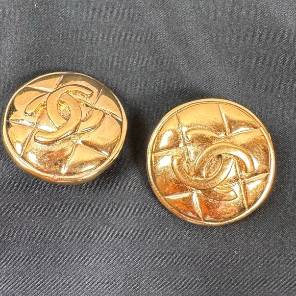 Authentic Chanel CC Gold Logo clip on earrings - Picture 1 of 10